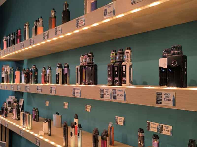 Intérieur de la boutique rayon cigarettes électroniques